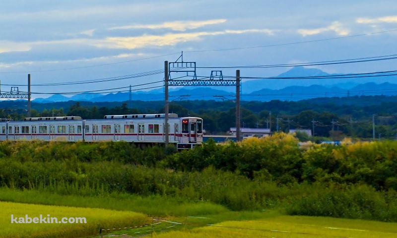 疾走する電車の壁紙(800px x 480px) 高画質 PC・デスクトップ用