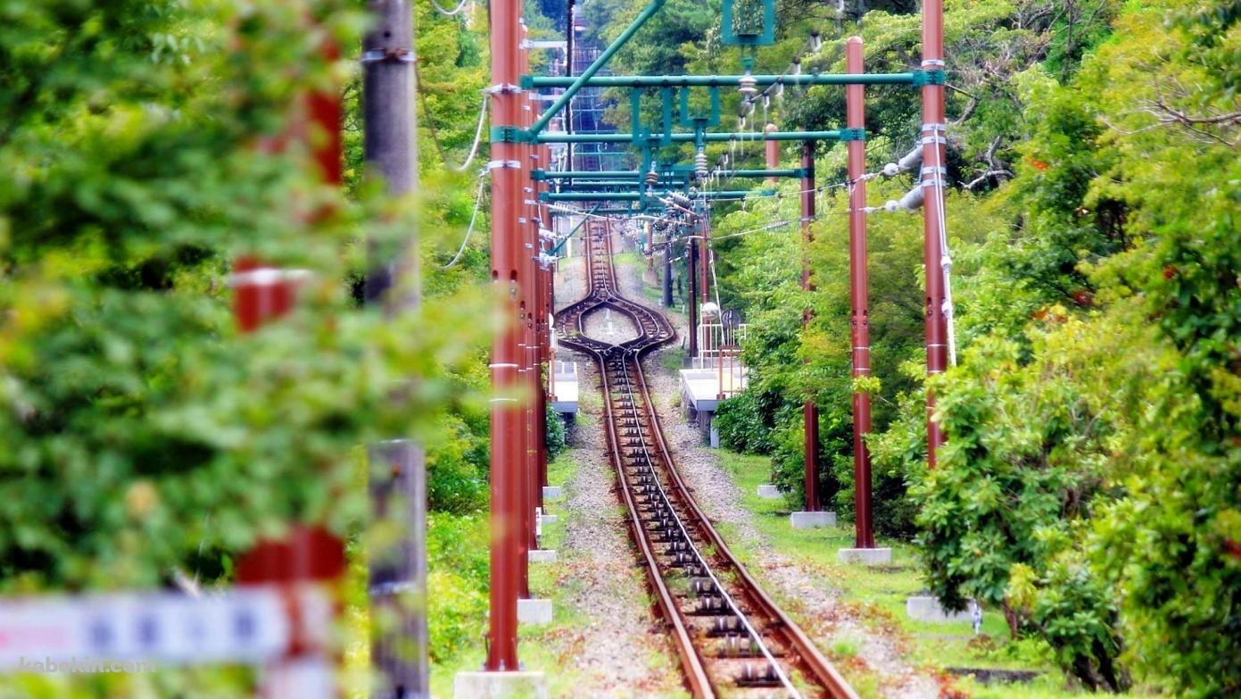 真っ直ぐ伸びる線路の壁紙(1391px x 783px) 高画質 PC・デスクトップ用