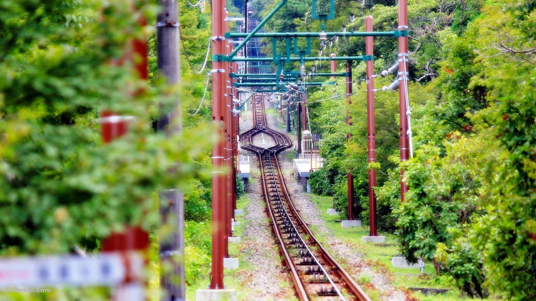 真っ直ぐ伸びる線路の壁紙(1829px x 1029px) 高画質 PC・デスクトップ用