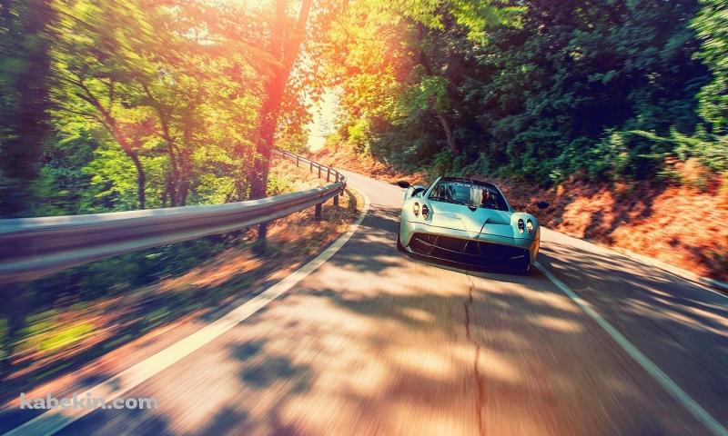 疾走する青いスポーツカー 木漏れ日の壁紙(800px x 480px) 高画質 PC・デスクトップ用