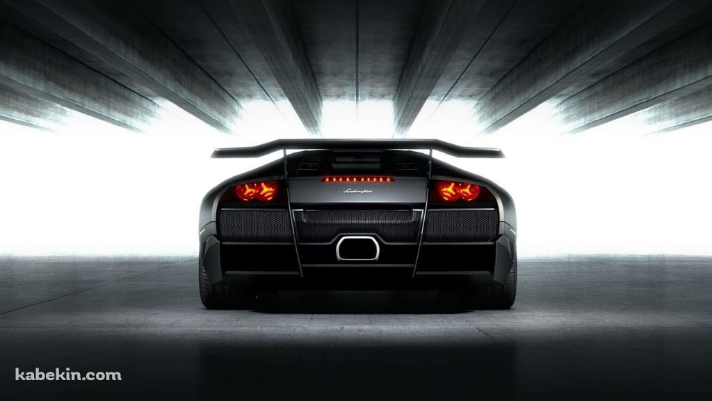 背面から見た黒い車の壁紙(1024px x 576px) 高画質 PC・デスクトップ用