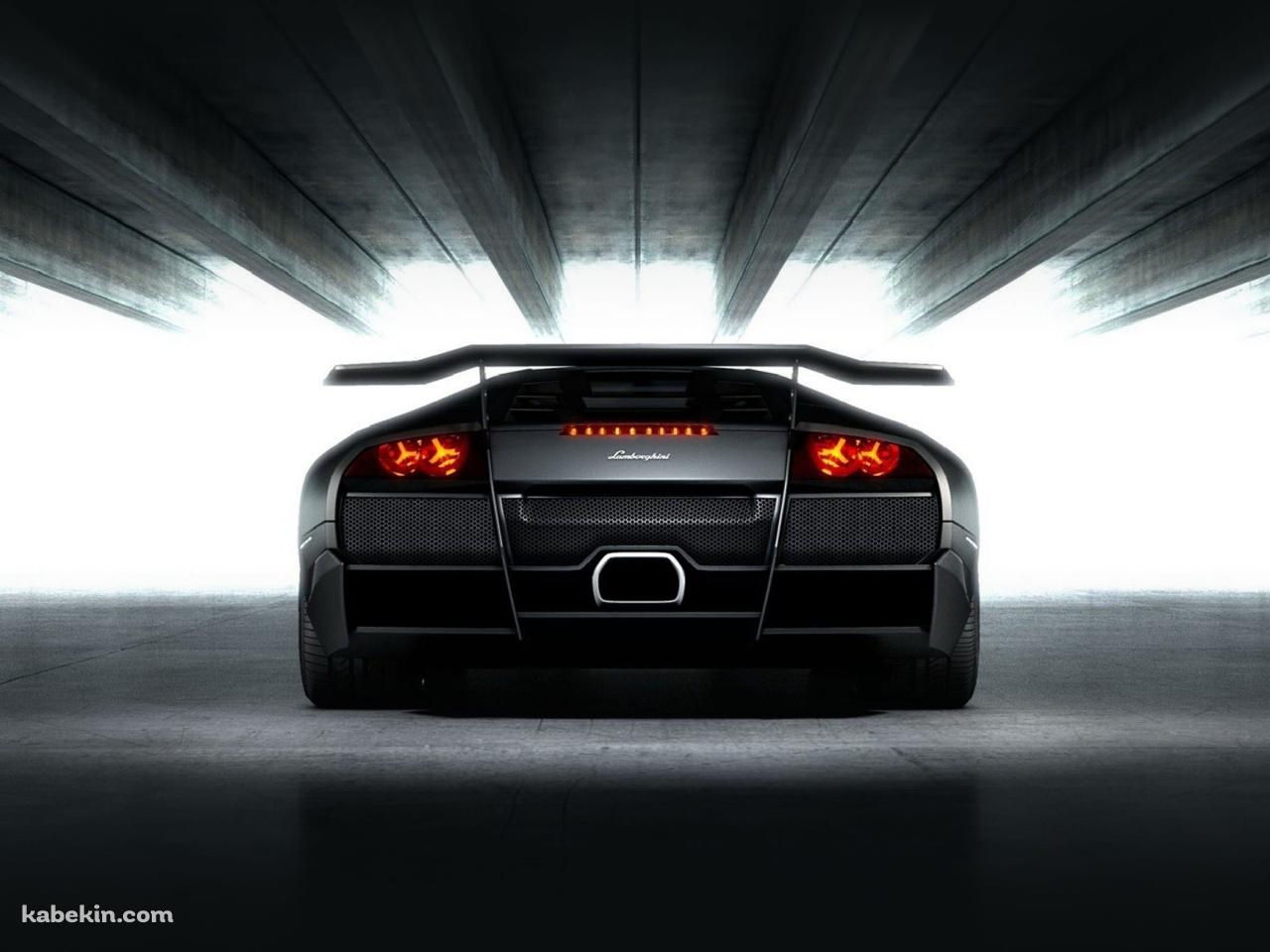 背面から見た黒い車の壁紙(1280px x 960px) 高画質 PC・デスクトップ用