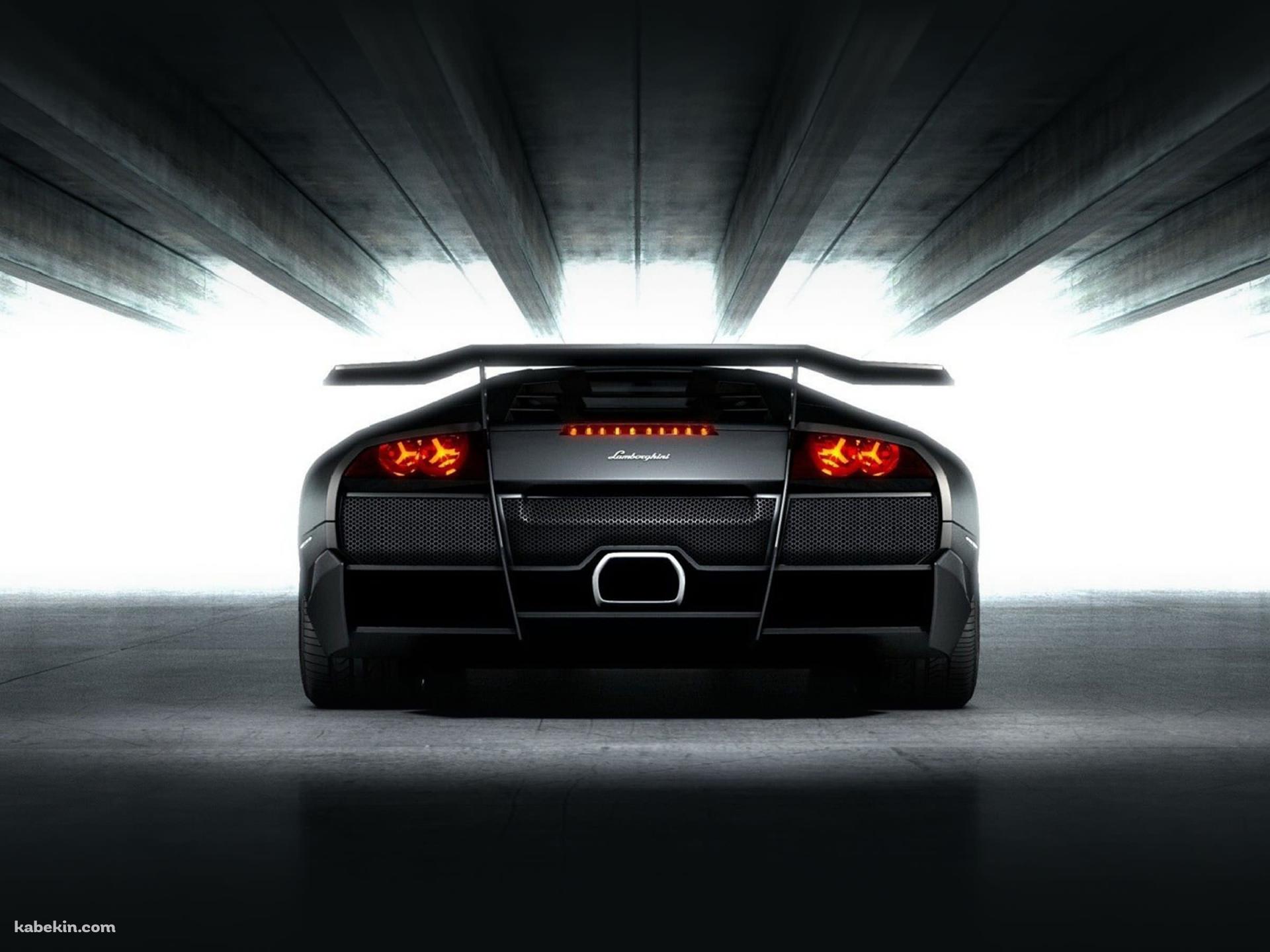 背面から見た黒い車の壁紙(1920px x 1440px) 高画質 PC・デスクトップ用