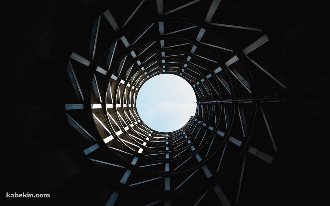 丸い空 円柱状の建物の壁紙(1152px x 720px) 高画質 PC・デスクトップ用