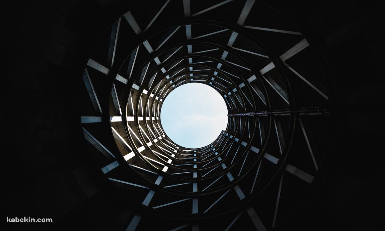 丸い空 円柱状の建物の壁紙(1280px x 768px) 高画質 PC・デスクトップ用