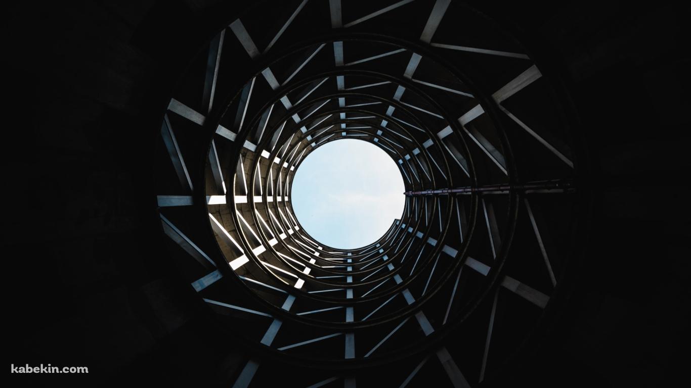 丸い空 円柱状の建物の壁紙(1366px x 768px) 高画質 PC・デスクトップ用