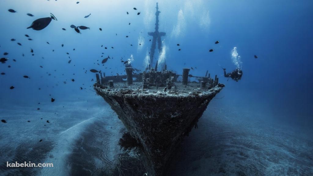 海底の沈没船の壁紙(1024px x 576px) 高画質 PC・デスクトップ用