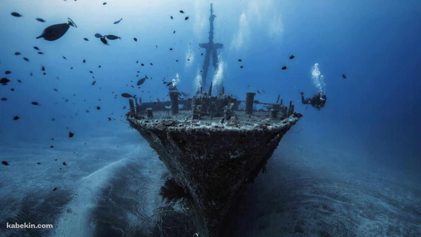 海底の沈没船の壁紙(1391px x 783px) 高画質 PC・デスクトップ用