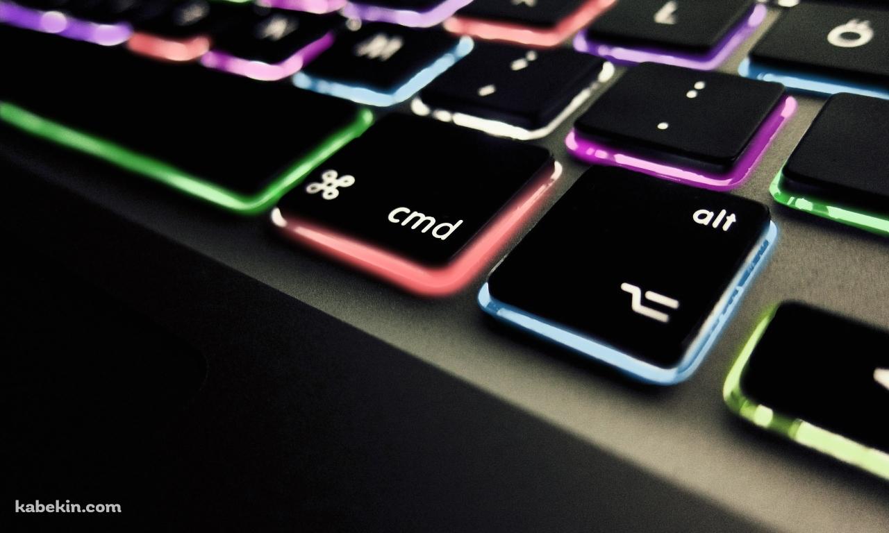 光るキーボードの壁紙(1280px x 768px) 高画質 PC・デスクトップ用