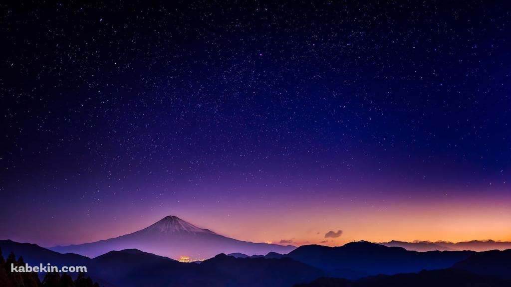 富士山と銀河 絶景の壁紙(1024px x 576px) 高画質 PC・デスクトップ用