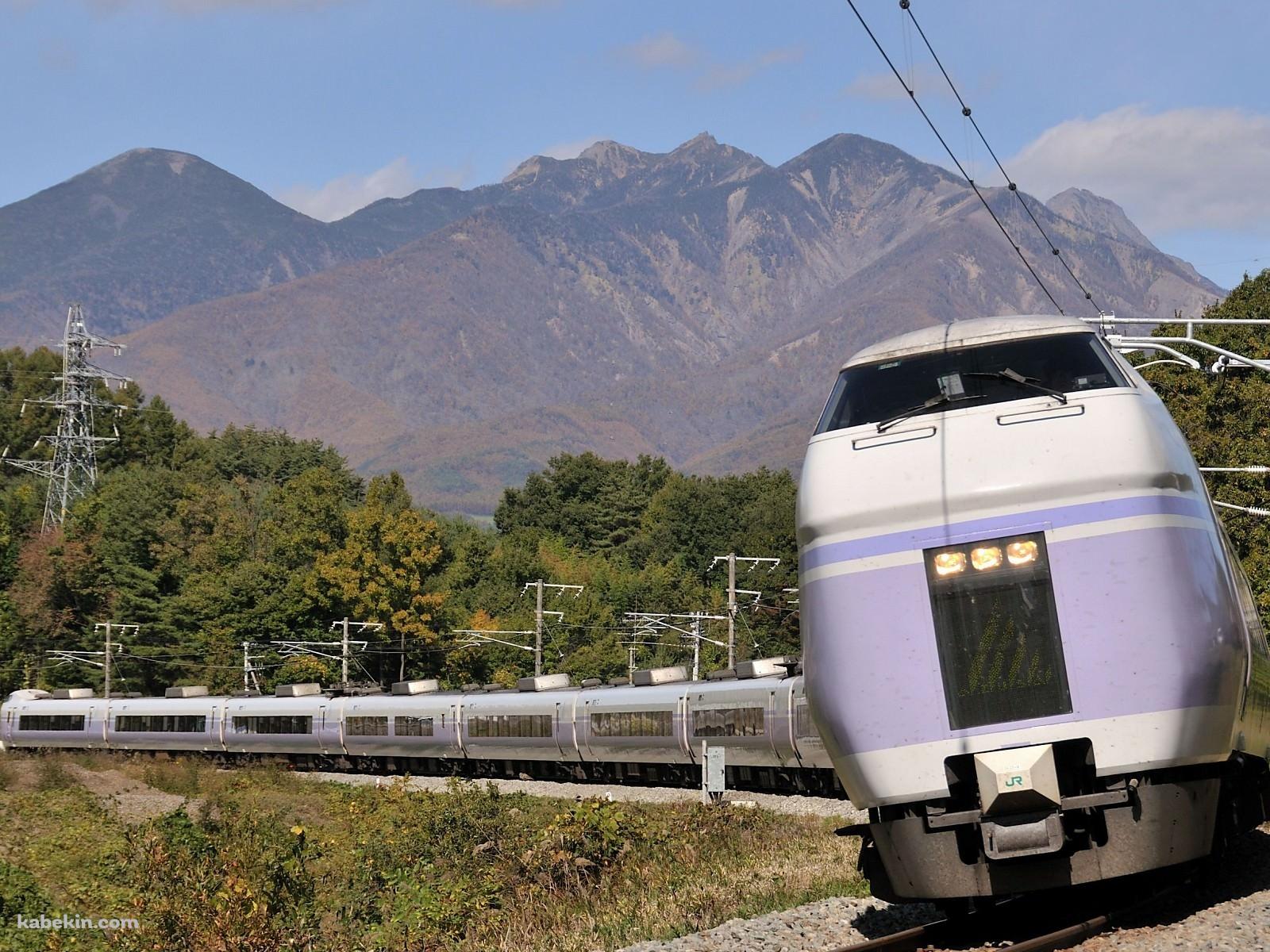 藤色の電車の壁紙(1600px x 1200px) 高画質 PC・デスクトップ用