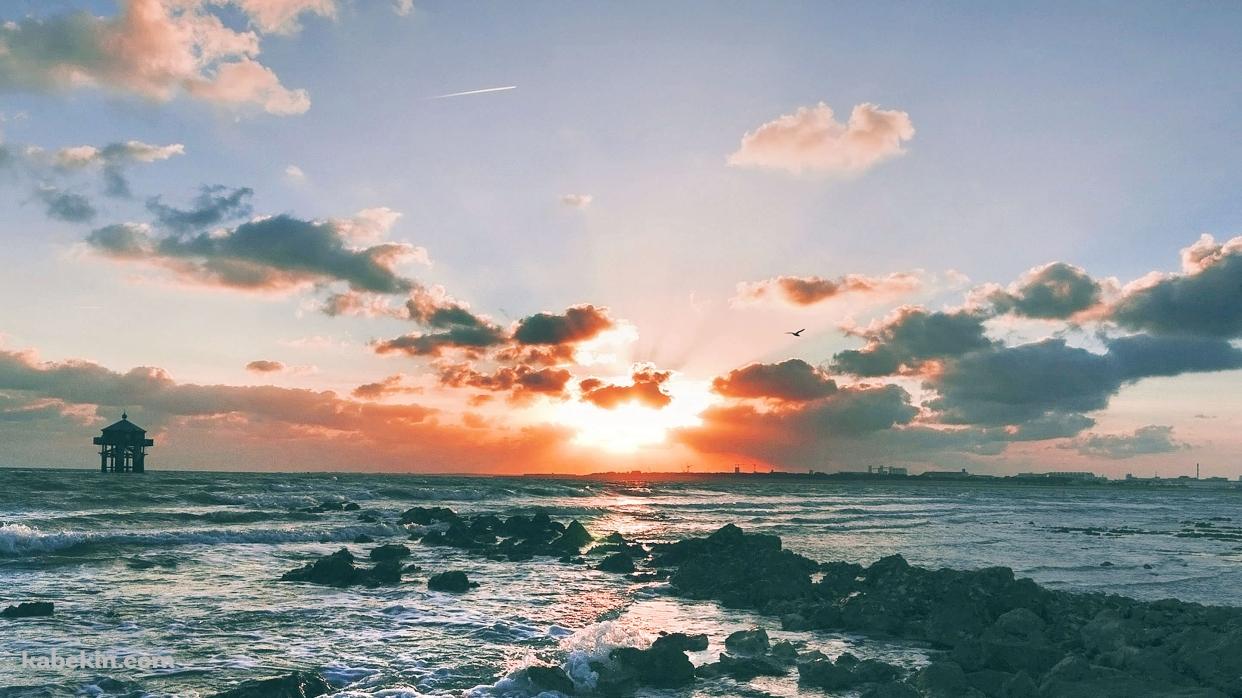海岸から望む沈む夕日の壁紙(1242px x 698px) 高画質 PC・デスクトップ用
