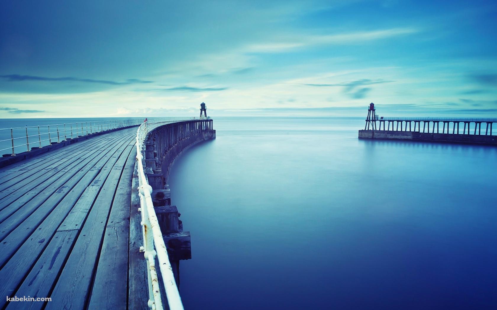 海に続く通路の壁紙(1680px x 1050px) 高画質 PC・デスクトップ用