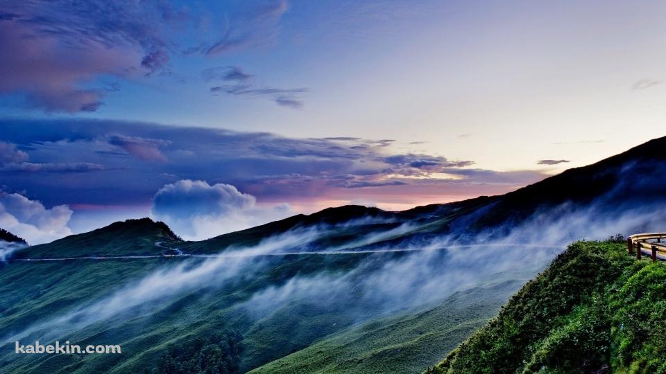 煙立つ山脈の壁紙(960px x 540px) 高画質 PC・デスクトップ用