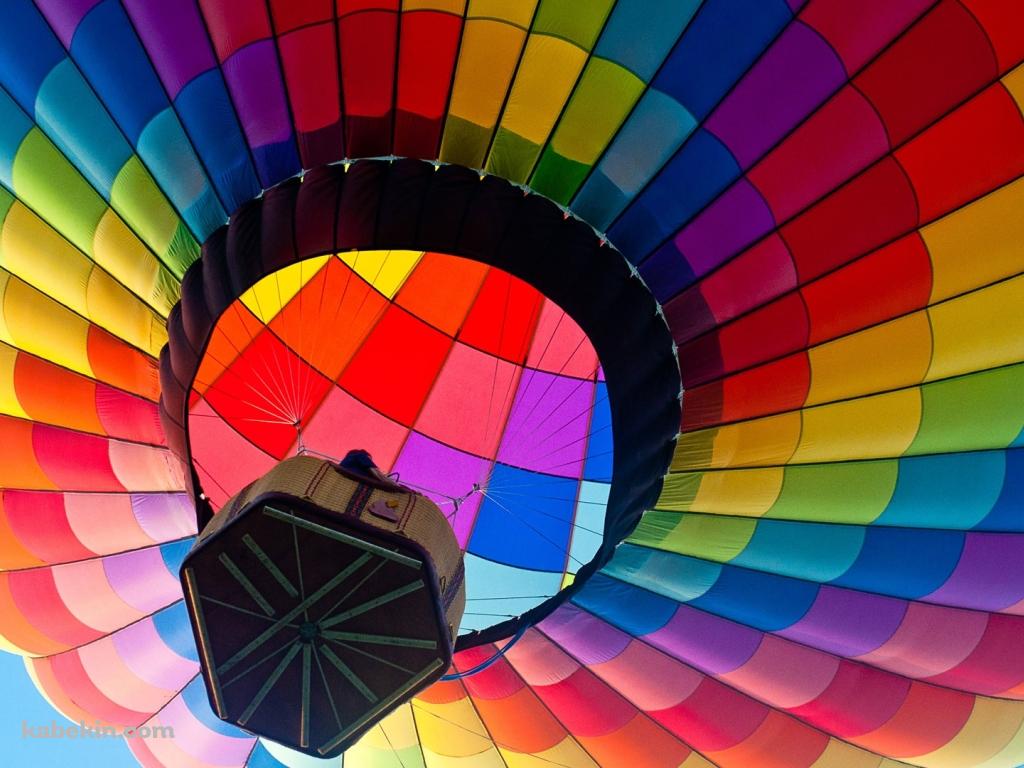 下から見た大きな気球の壁紙(1024px x 768px) 高画質 PC・デスクトップ用