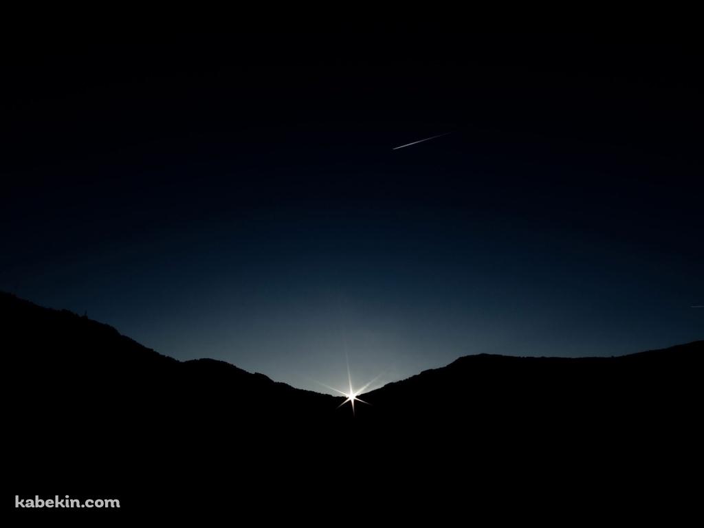 夜明け 山間部と流れ星の壁紙(1024px x 768px) 高画質 PC・デスクトップ用