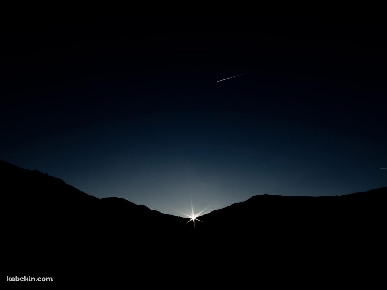 夜明け 山間部と流れ星の壁紙(1280px x 960px) 高画質 PC・デスクトップ用