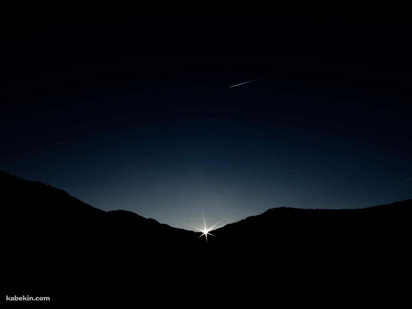 夜明け 山間部と流れ星の壁紙(1440px x 1080px) 高画質 PC・デスクトップ用