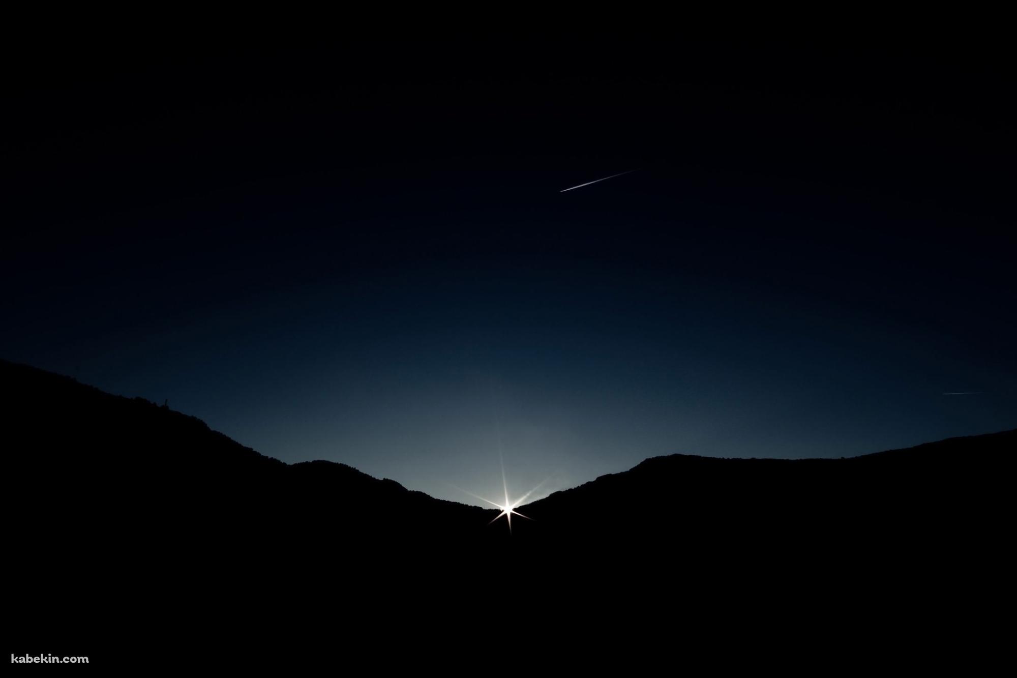 夜明け 山間部と流れ星の壁紙(2000px x 1333px) 高画質 PC・デスクトップ用