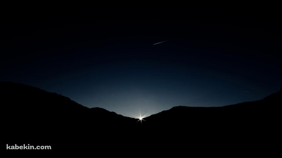 夜明け 山間部と流れ星の壁紙(960px x 540px) 高画質 PC・デスクトップ用
