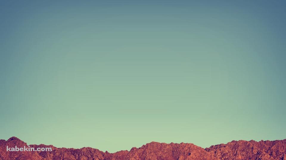 茶色い山脈と空の壁紙(960px x 540px) 高画質 PC・デスクトップ用