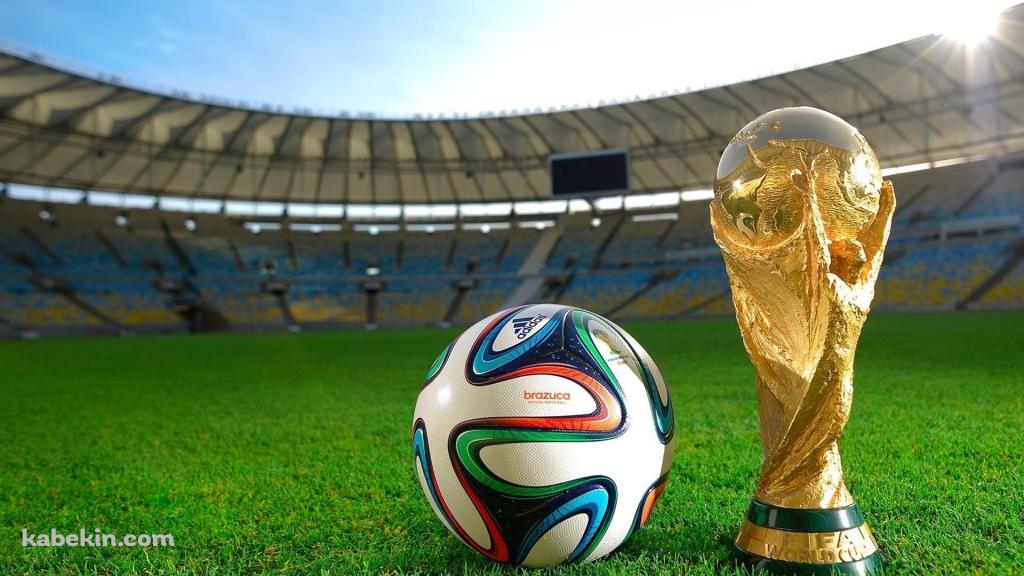 W杯 サッカーボールとトロフィーの壁紙(1024px x 576px) 高画質 PC・デスクトップ用