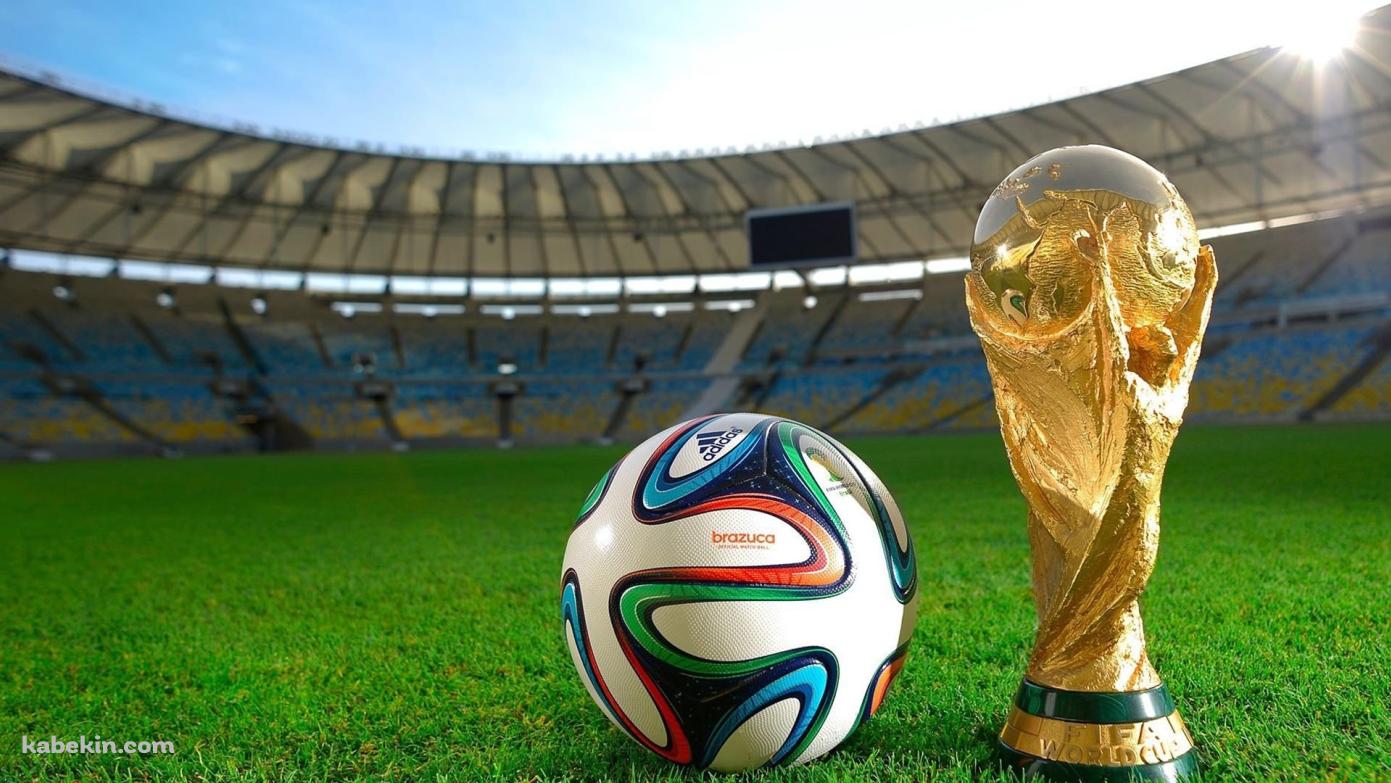 W杯 サッカーボールとトロフィーの壁紙(1391px x 783px) 高画質 PC・デスクトップ用