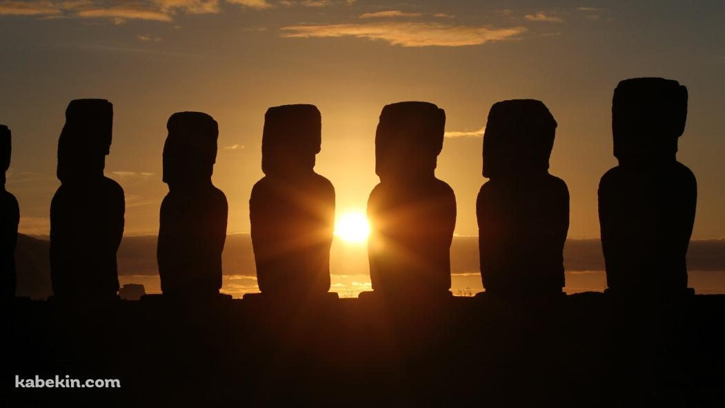 イースター島 パスクア島 夕陽とモアイ像の壁紙(1051px x 591px) 高画質 PC・デスクトップ用