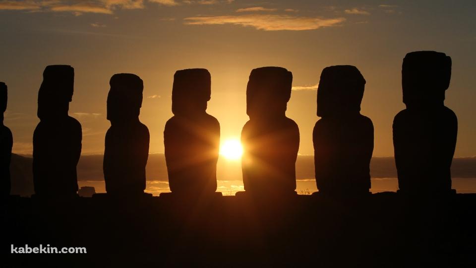 イースター島 パスクア島 夕陽とモアイ像の壁紙(960px x 540px) 高画質 PC・デスクトップ用