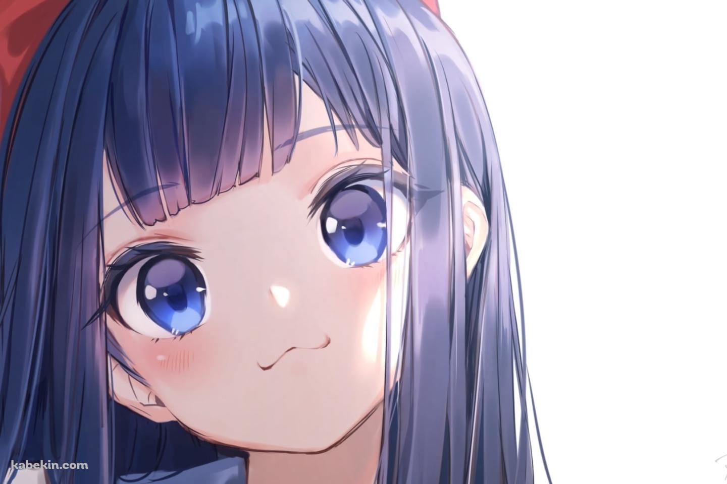 赤いリボンをつけた首をかしげる女の子の壁紙(1440px x 960px) 高画質 PC・デスクトップ用