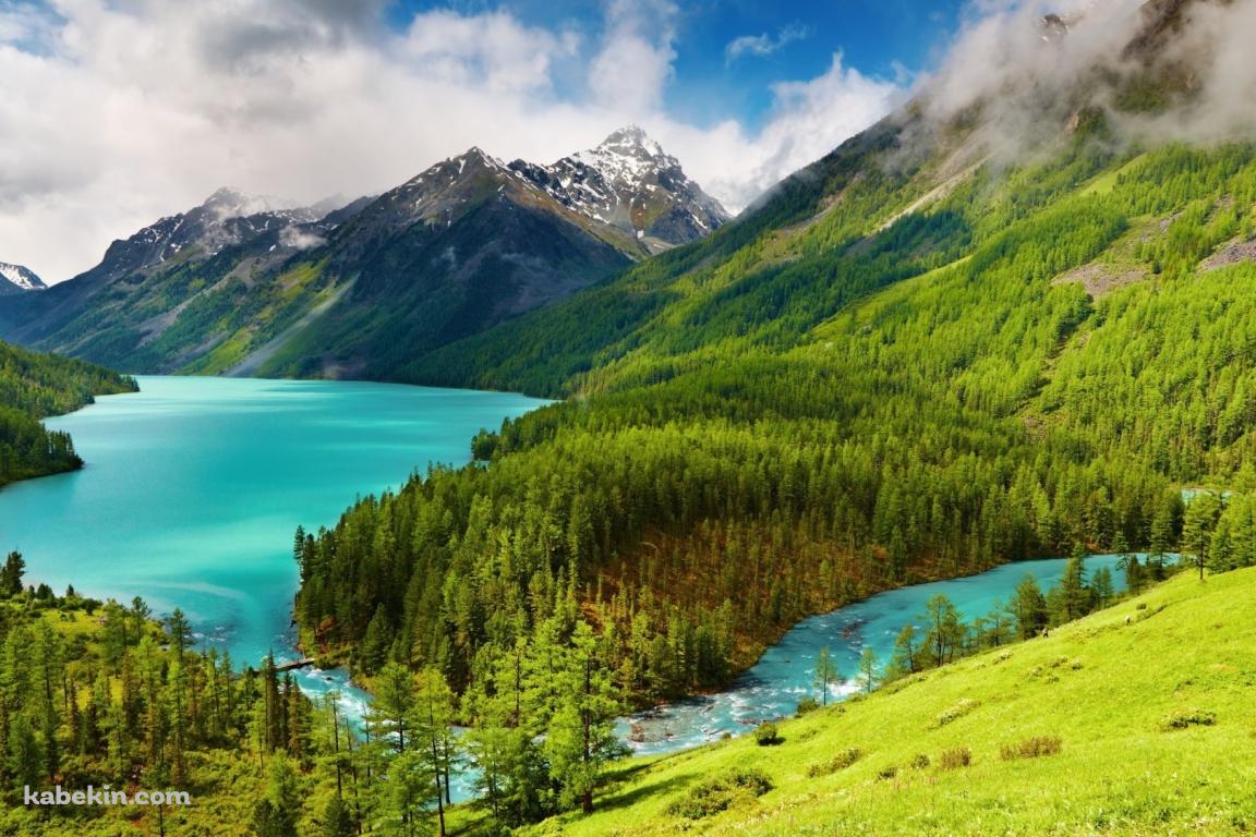 煙立つ山間部の湖の壁紙(1152px x 768px) 高画質 PC・デスクトップ用