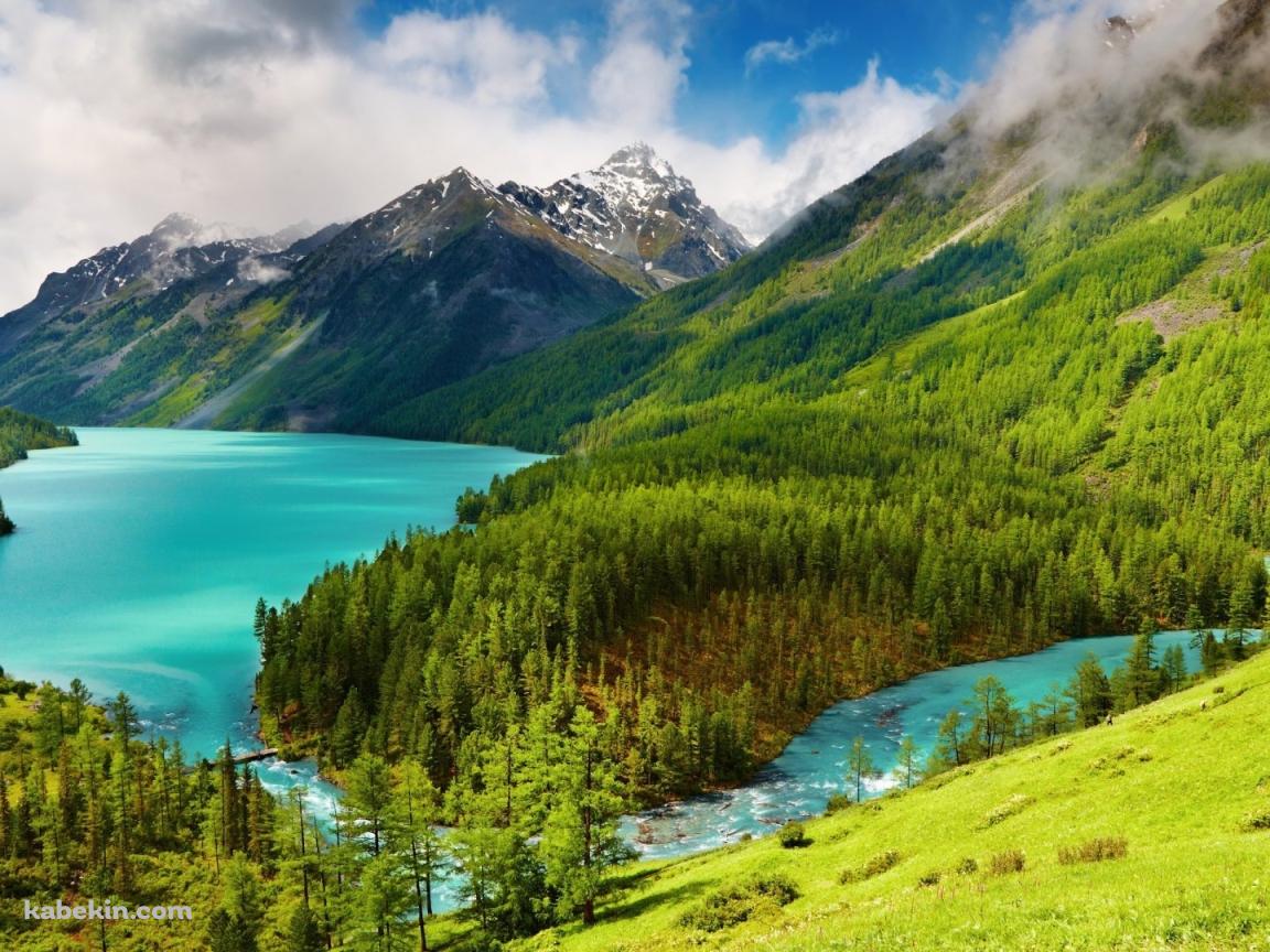 煙立つ山間部の湖の壁紙(1152px x 864px) 高画質 PC・デスクトップ用