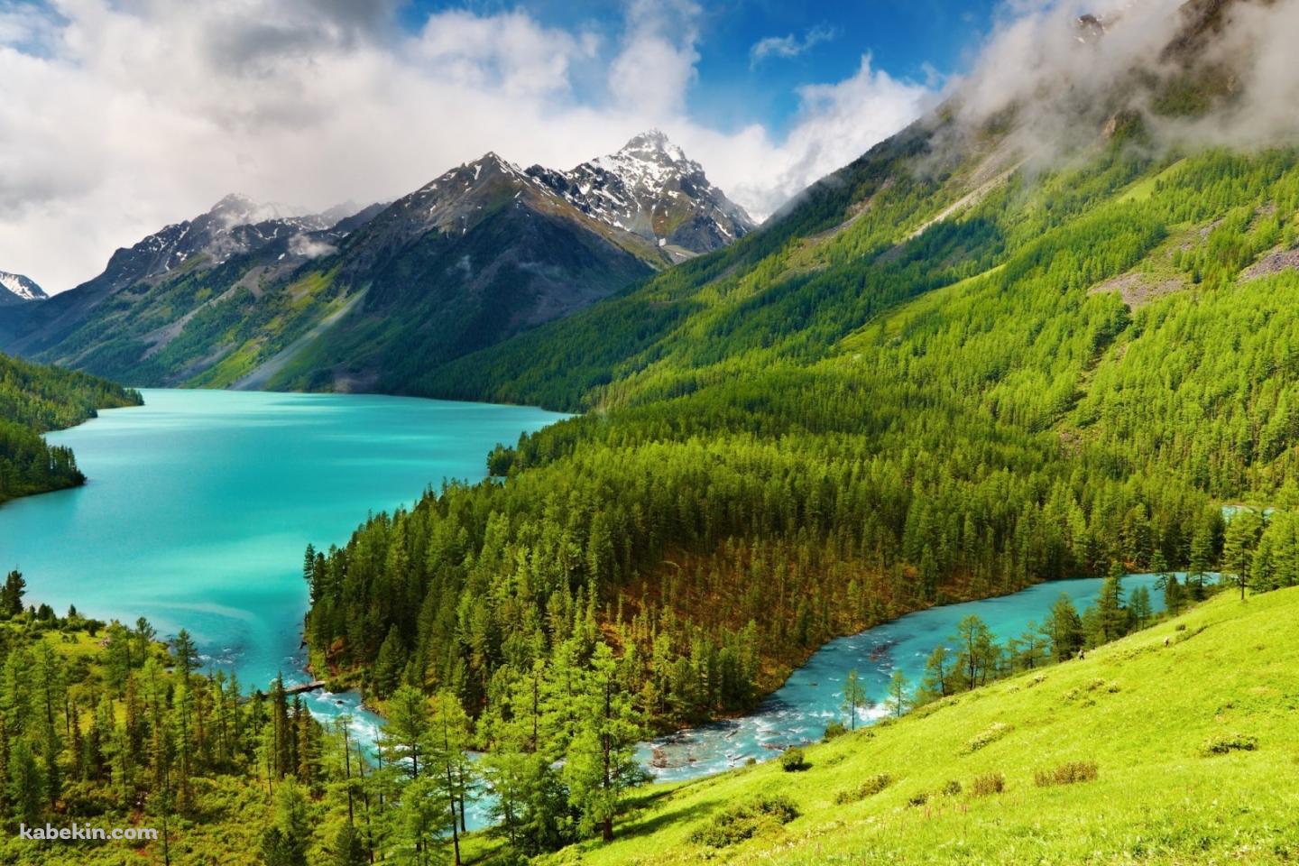 煙立つ山間部の湖の壁紙(1440px x 960px) 高画質 PC・デスクトップ用