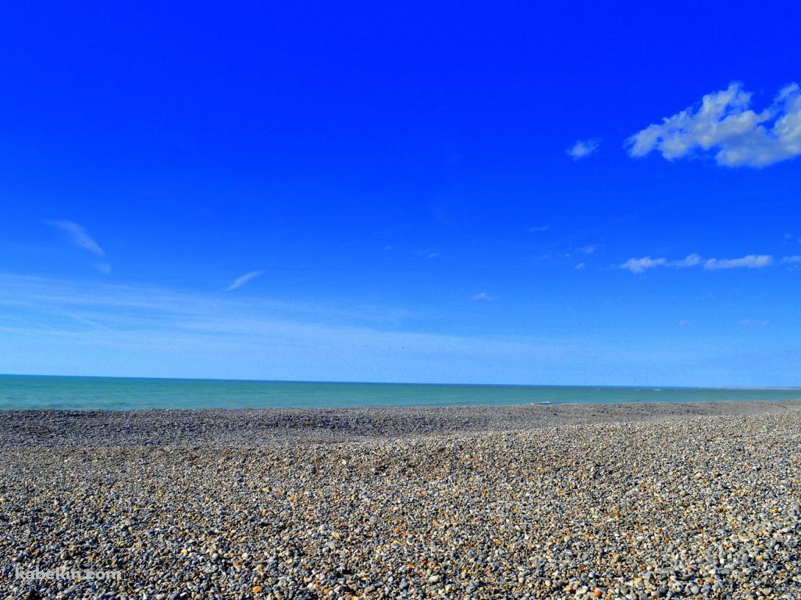 小さな石が敷き詰められた砂浜と海の壁紙(1152px x 864px) 高画質 PC・デスクトップ用