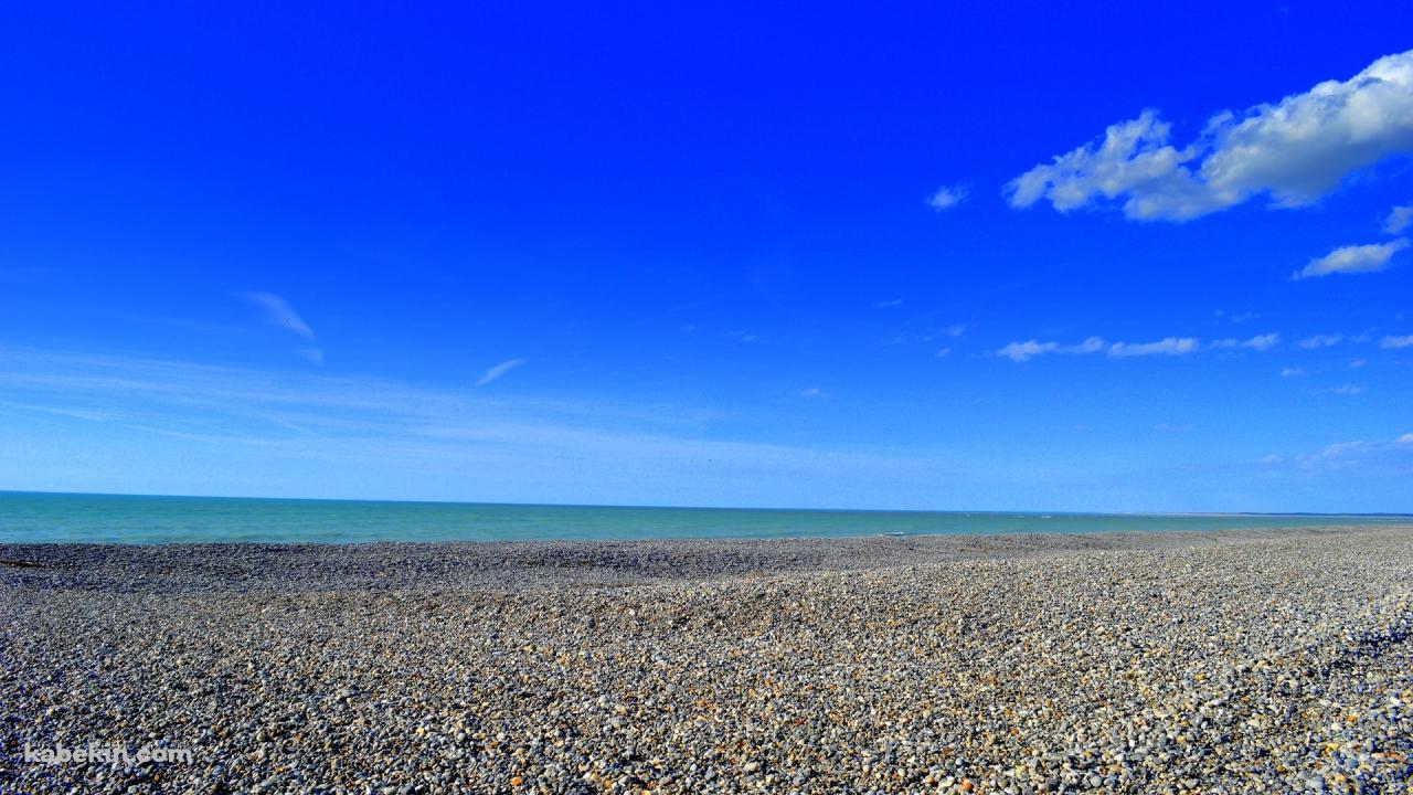 小さな石が敷き詰められた砂浜と海の壁紙(1280px x 720px) 高画質 PC・デスクトップ用