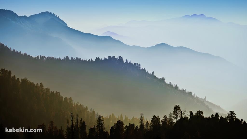 朝靄に隠れる山の壁紙(1024px x 576px) 高画質 PC・デスクトップ用