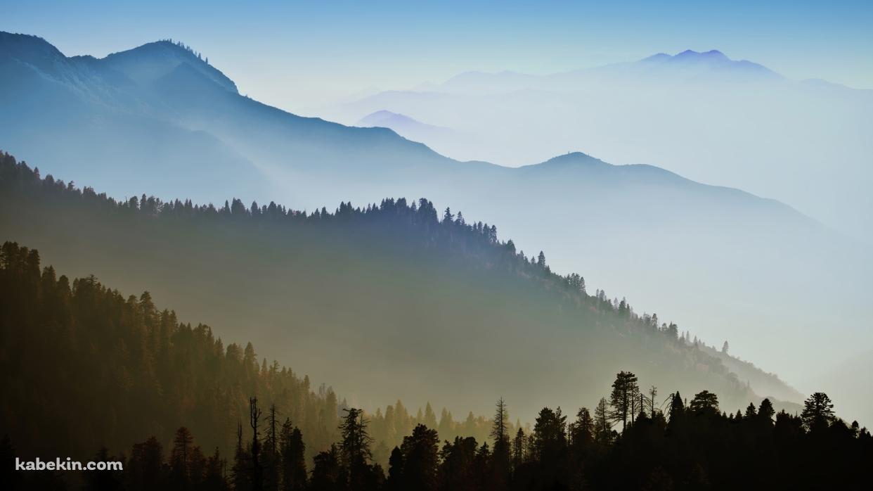 朝靄に隠れる山の壁紙(1242px x 698px) 高画質 PC・デスクトップ用