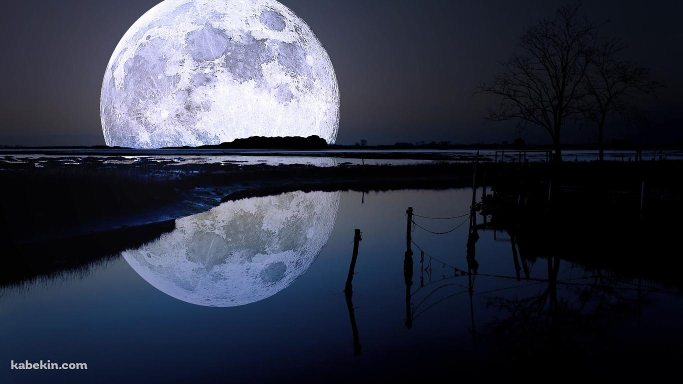 満月と暗い湖の壁紙(1366px x 768px) 高画質 PC・デスクトップ用