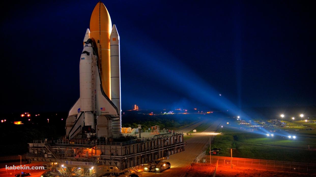 ライトアップされたスペースシャトルの壁紙(1242px x 698px) 高画質 PC・デスクトップ用