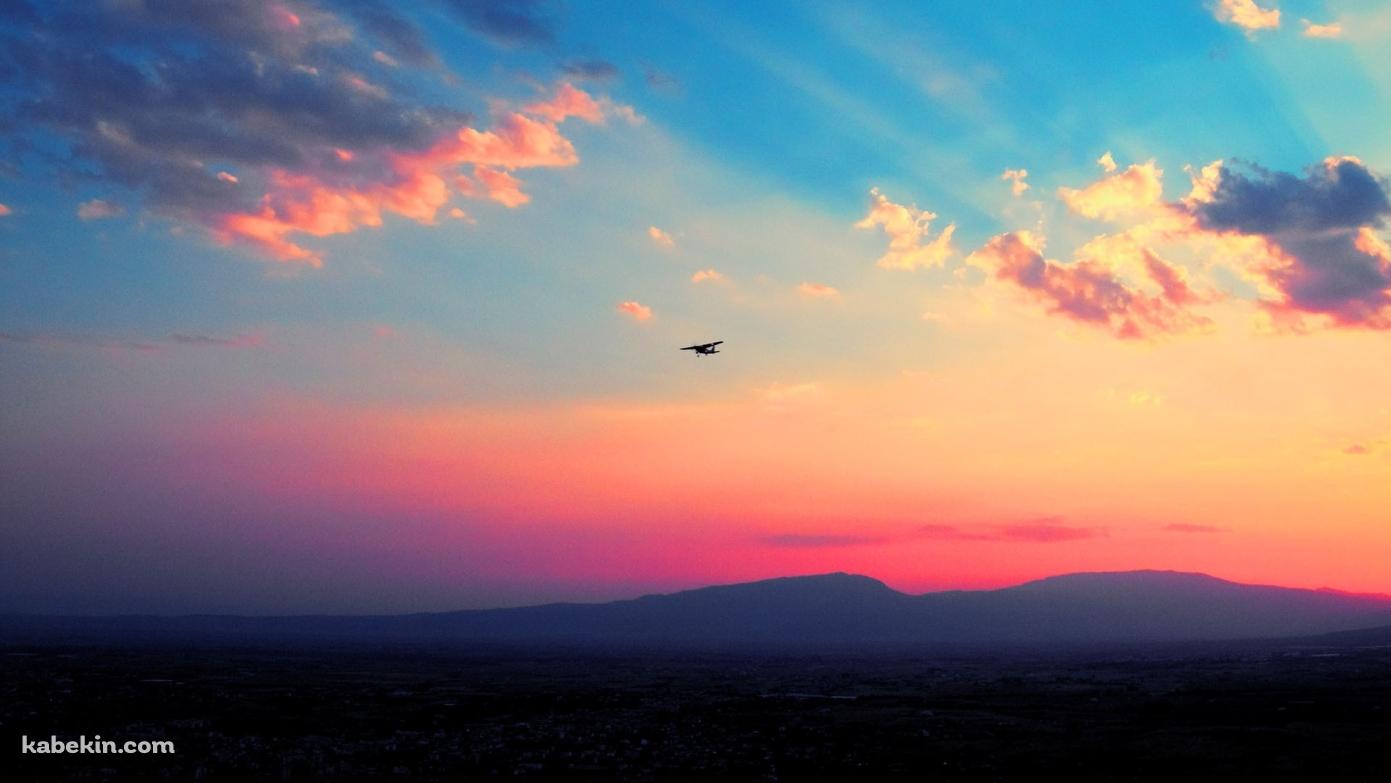 夕焼けと飛行機の壁紙(1391px x 783px) 高画質 PC・デスクトップ用