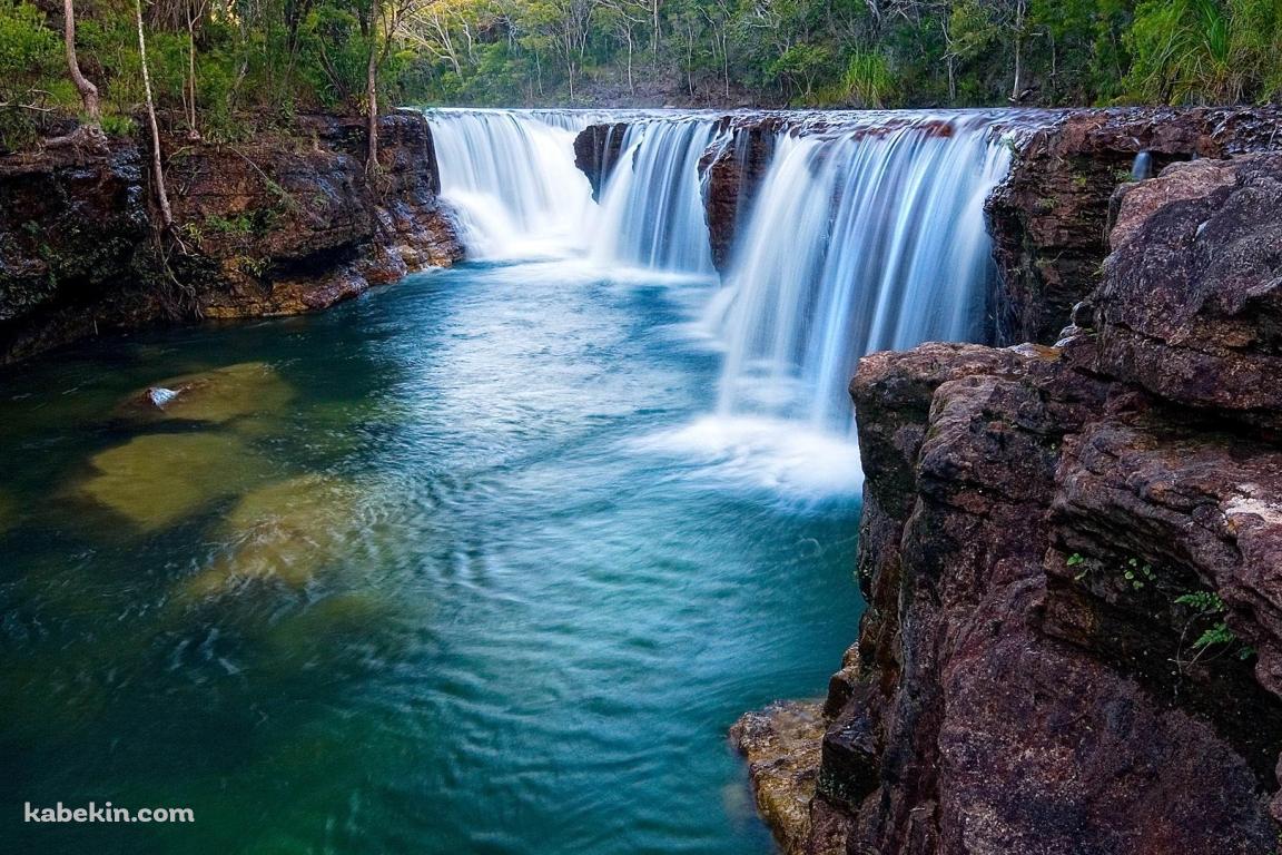 絶景 小さな滝の壁紙(1152px x 768px) 高画質 PC・デスクトップ用
