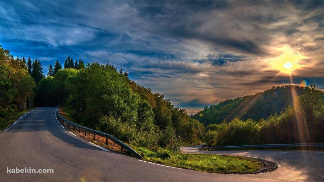 夕日射す峠の壁紙(1051px x 591px) 高画質 PC・デスクトップ用