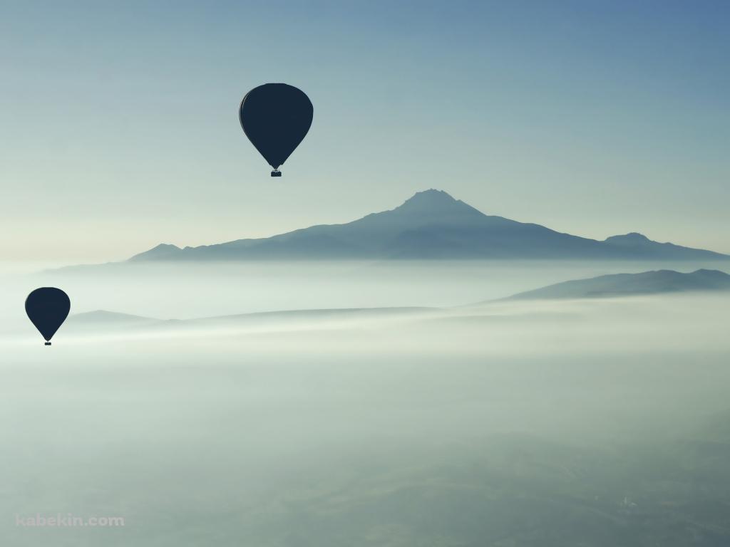 霞んだ景色と2つの気球の壁紙(1024px x 768px) 高画質 PC・デスクトップ用