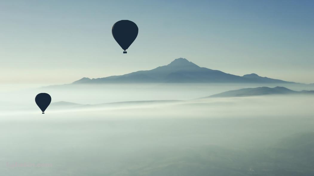 霞んだ景色と2つの気球の壁紙(1051px x 591px) 高画質 PC・デスクトップ用