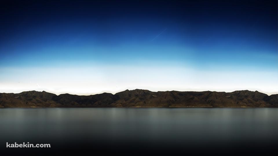 青い空と茶色の山の壁紙(960px x 540px) 高画質 PC・デスクトップ用