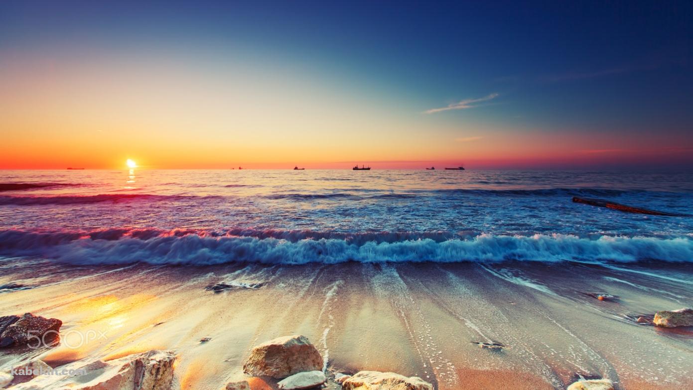 潮騒 海 波打ち際 漁船 絶景 夕陽の壁紙(1391px x 783px) 高画質 PC・デスクトップ用