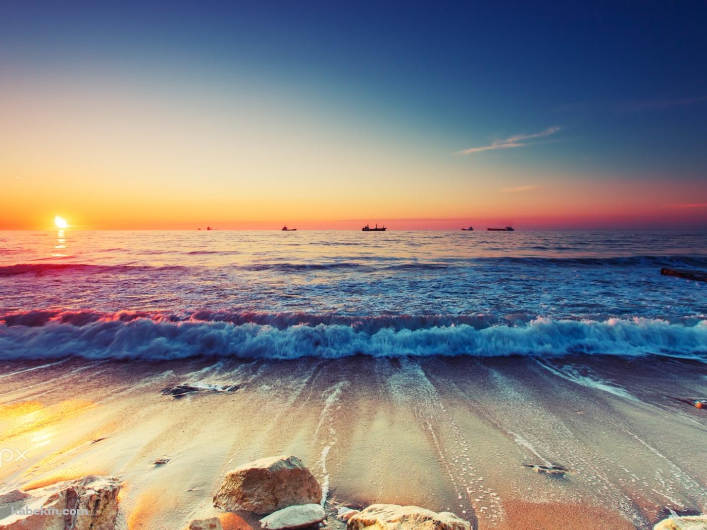潮騒 海 波打ち際 漁船 絶景 夕陽の壁紙(1400px x 1050px) 高画質 PC・デスクトップ用