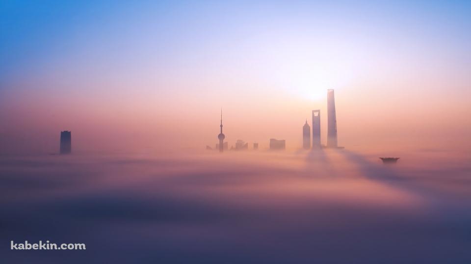 霧に包まれた都会の壁紙(960px x 540px) 高画質 PC・デスクトップ用