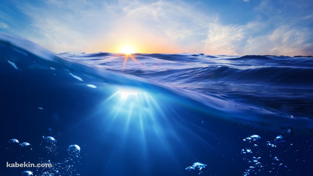 太陽の光を浴びる海の壁紙(1051px x 591px) 高画質 PC・デスクトップ用