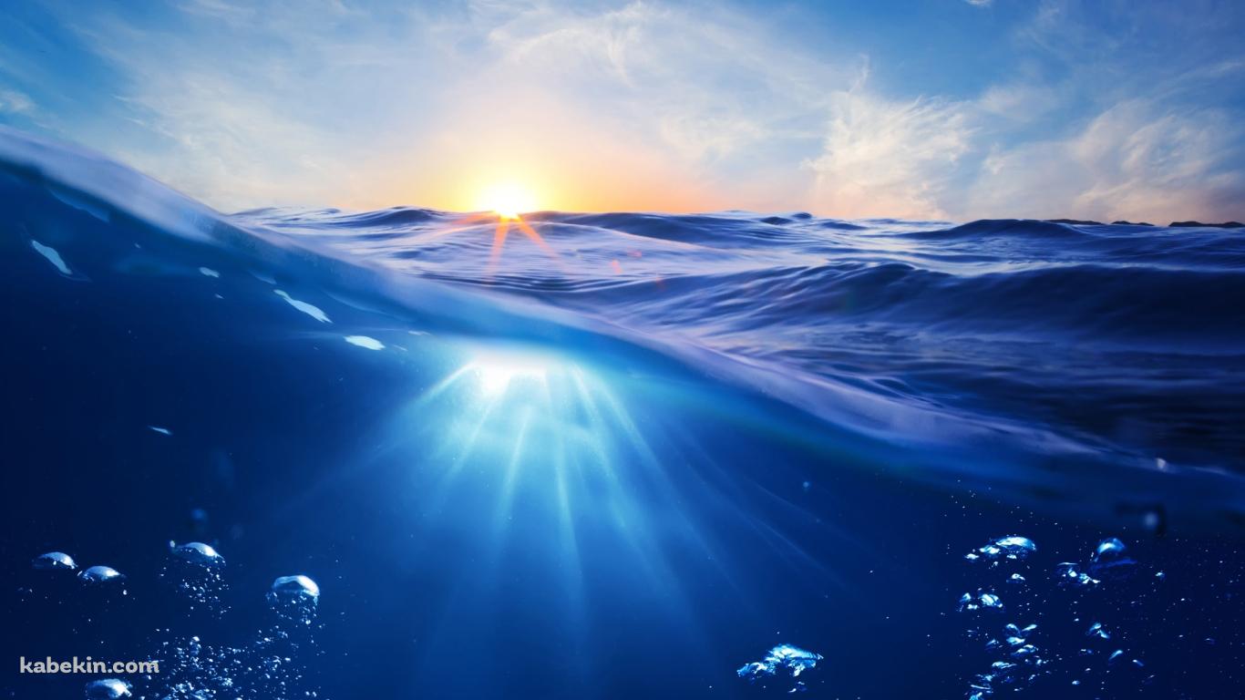 太陽の光を浴びる海の壁紙(1366px x 768px) 高画質 PC・デスクトップ用